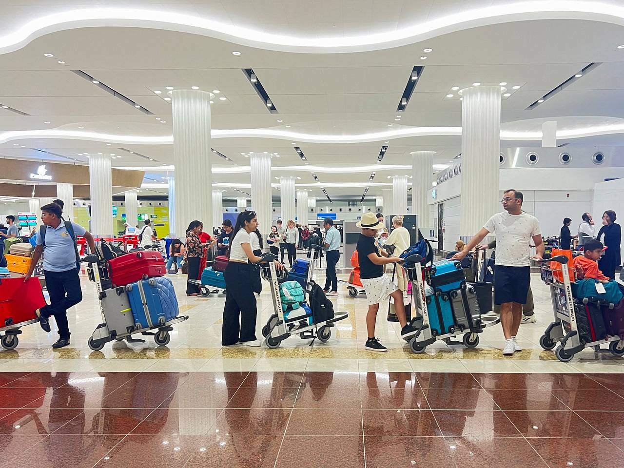 Более 200 рейсов задержали в аэропорту Дубая