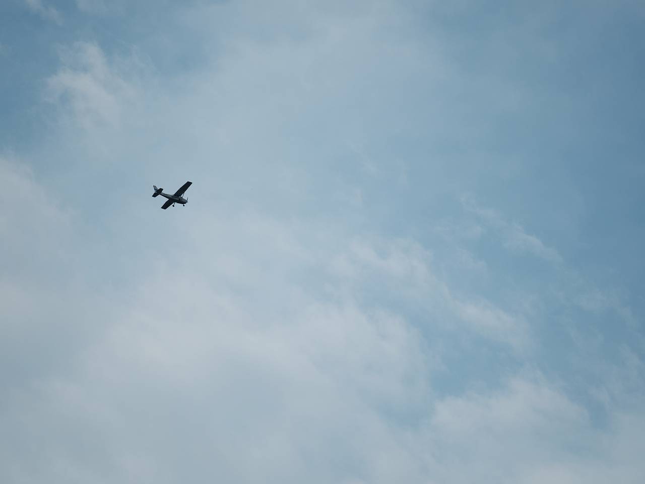 Мужчина угнал самолет за миллионы рублей из летной школы и разбил его о здание аэропорта