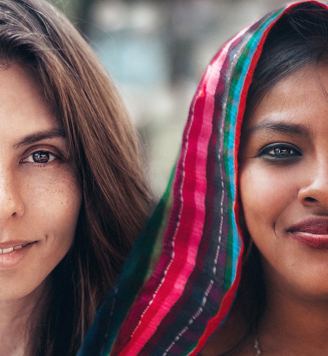 Россиянка демонстрирует красоту девушек со всего мира, делая с ними совместные фото Россиянка демонстрирует красоту девушек со всего мира, делая с ними совместные фото