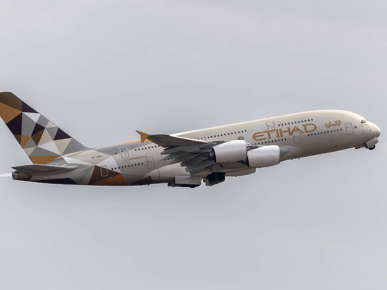 Врачи спасли жизнь внезапно упавшей в обморок на борту самолета стюардессе