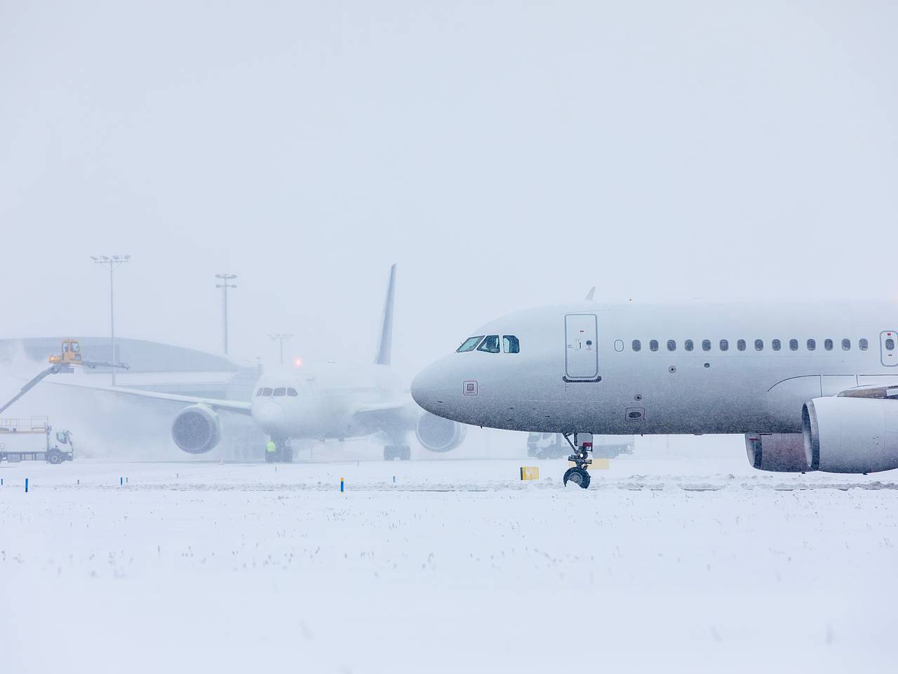 В российских аэропортах зафиксированы массовые задержки рейсов