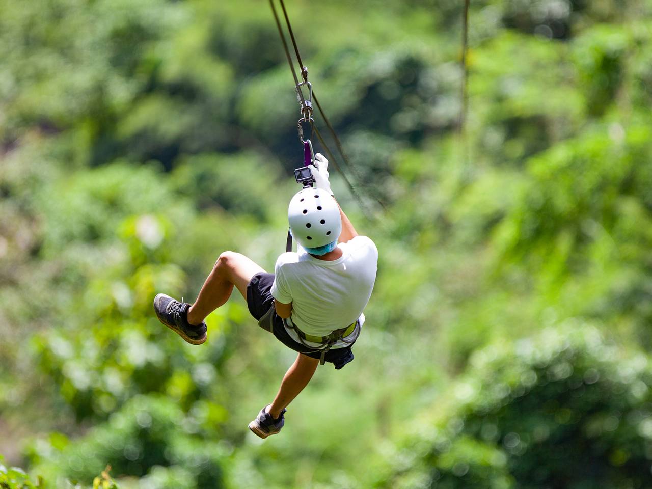 Семейная пара сорвалась с 25 метров после обрыва туристического зиплайна