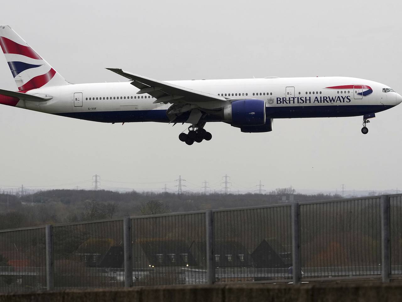 Мужчина представился членом семьи пассажира и пробрался в самолет без билета