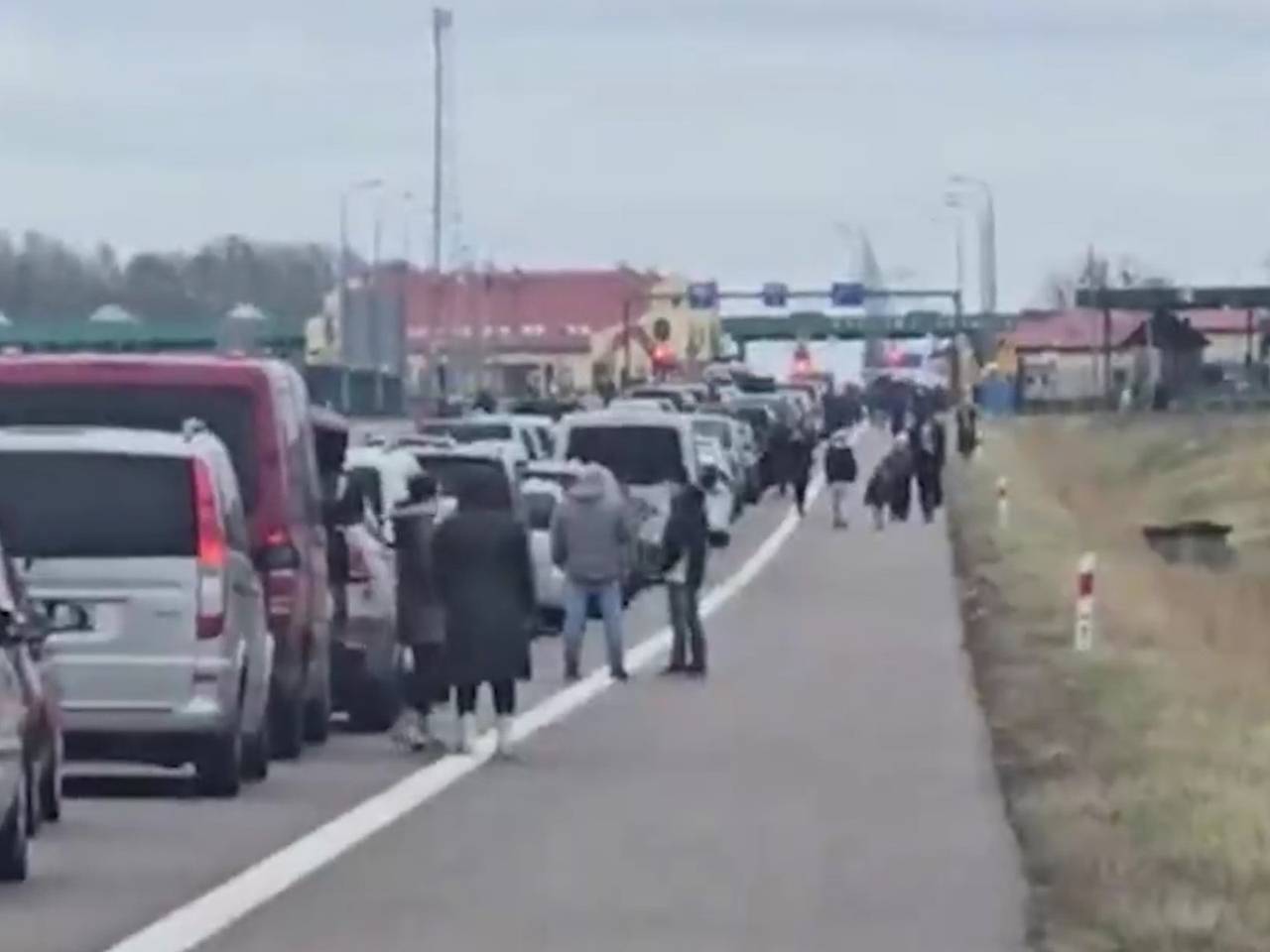 На границе с Польшей образовалась пробка из рвущихся в Россию европейцев