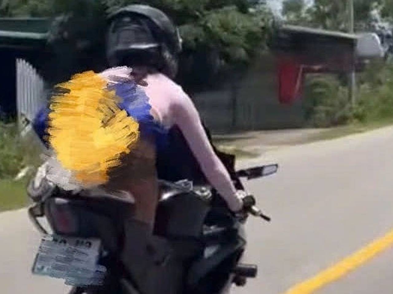 Россиянка в мини-юбке выполнила опасные трюки на мотоцикле в Азии и угодила под следствие