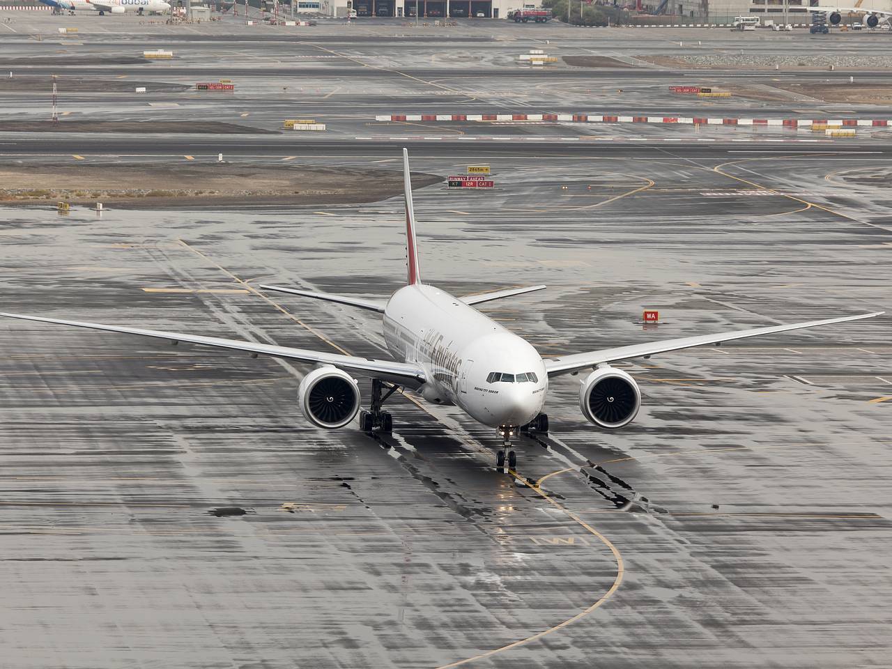 Бензовоз врезался в пассажирский самолет и повредил его двигатель