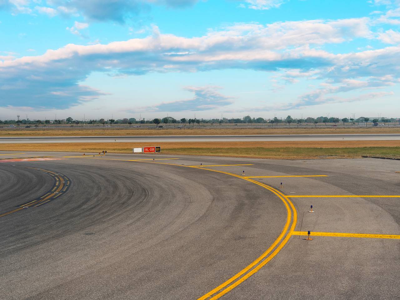 Охранник аэропорта на машине выехал на рулежную дорожку к самолетам и попал в больницу