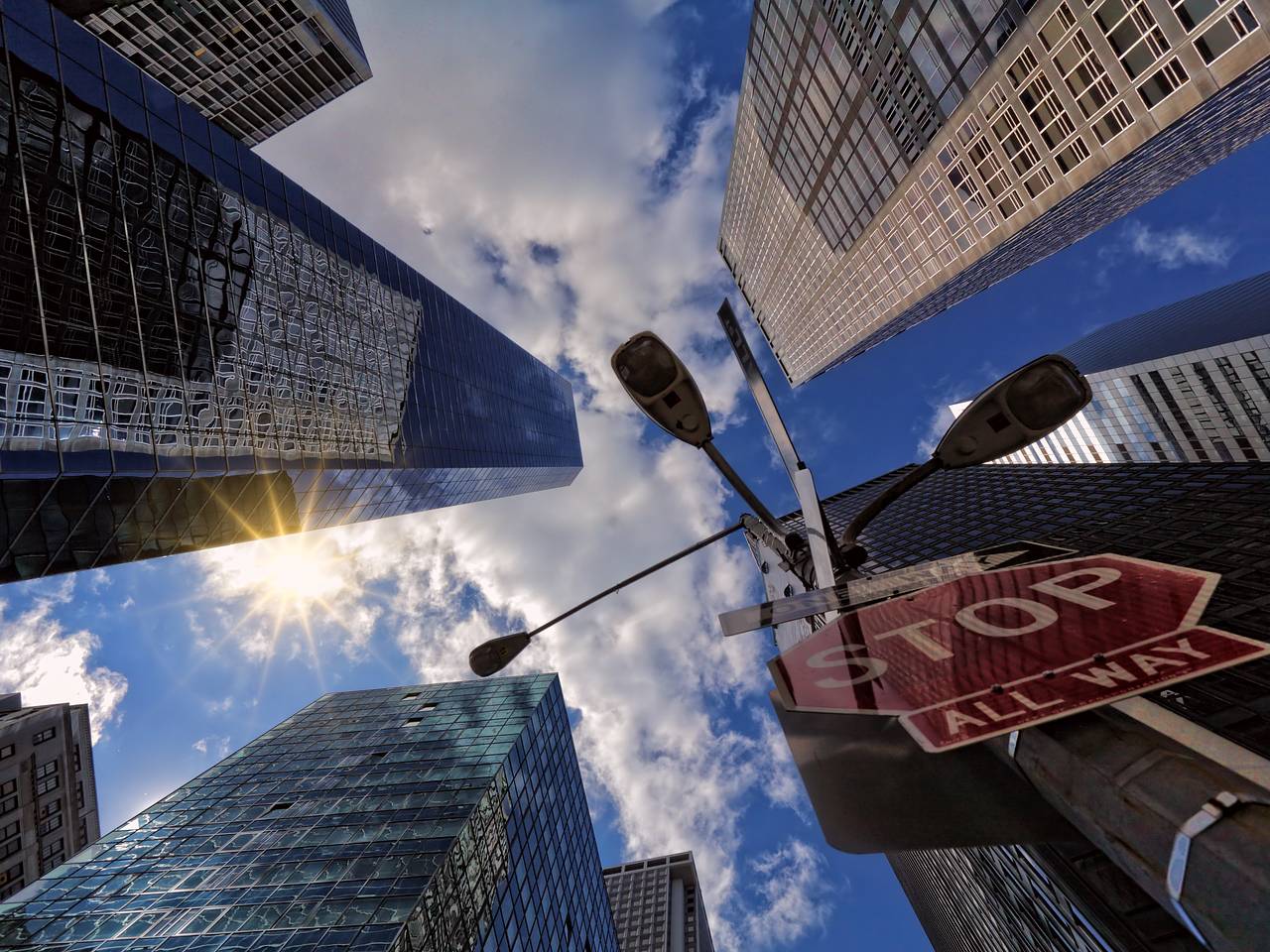 Турист в Нью-Йорке наклонился завязать шнурки и получил ножевое ранение