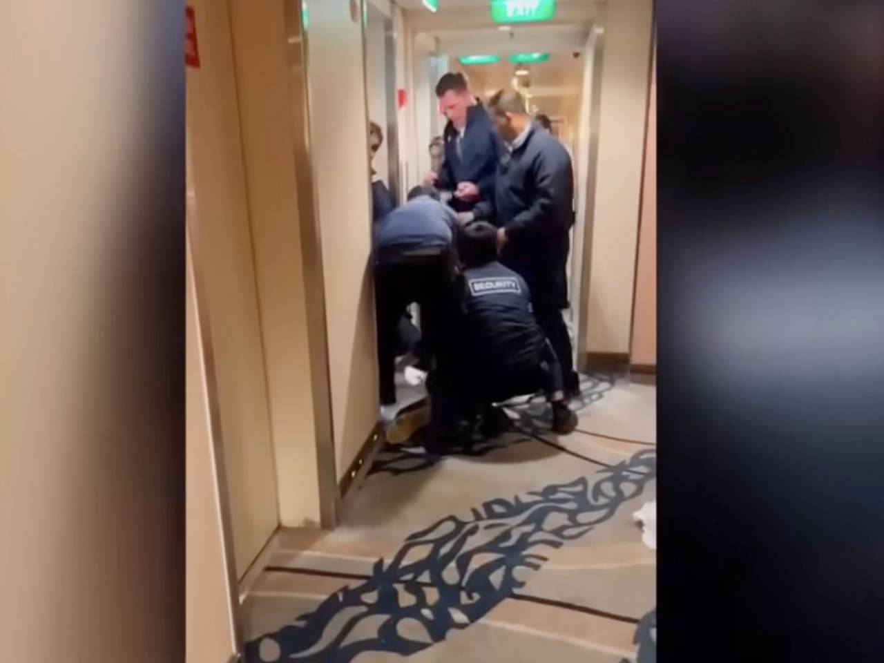 Мужчина выпил 33 коктейля во время круиза, сорвал с себя одежду и не выжил