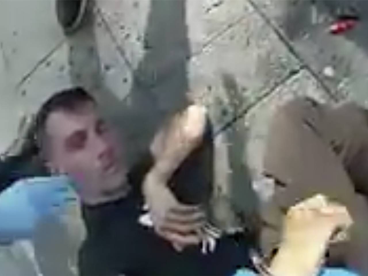 Мужчина восемь раз ударил ножом 11-летнюю туристку в Европе