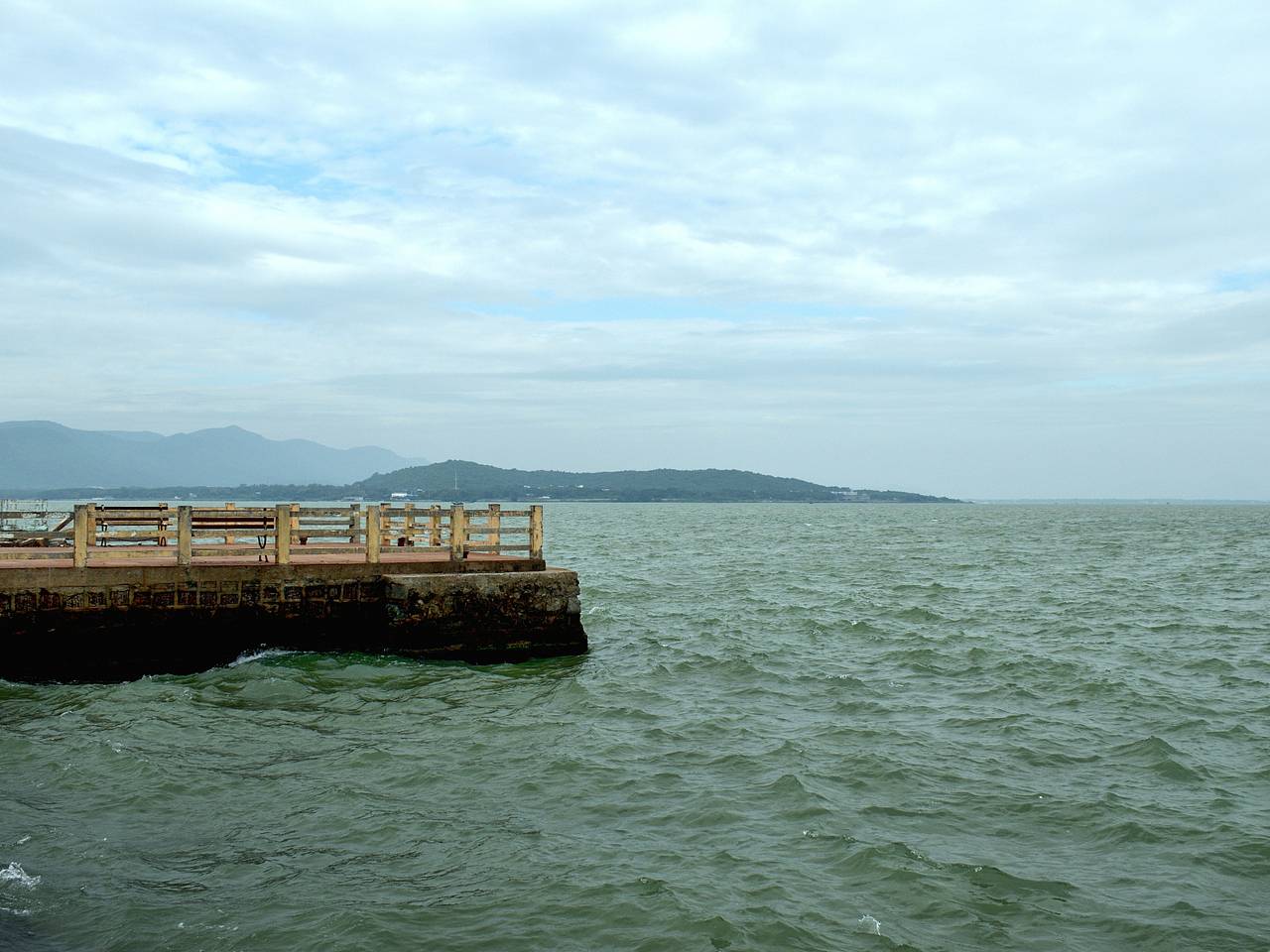 Турист был унесен течением во время купания в озере и не выжил