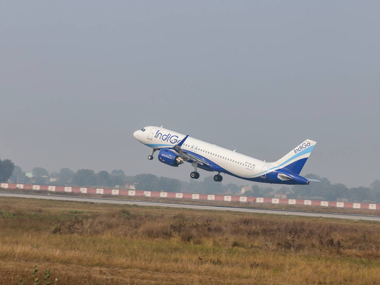 Самолет с десятками пассажиров на борту ударился хвостом о взлетную полосу при посадке