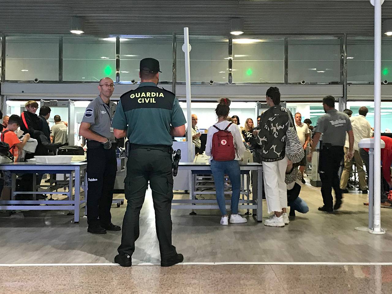 Пассажир самолета присвоил чужие деньги, попытался обхитрить полицейских и попал под арест