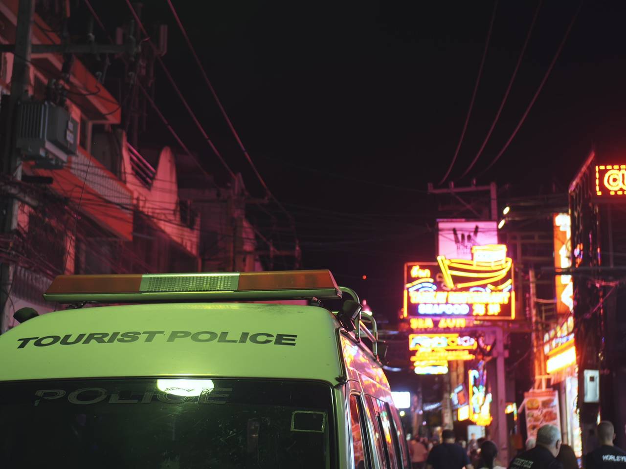 Мужчина поехал на остров вечеринок в Азии и оказался в больнице с ножевыми ранениями