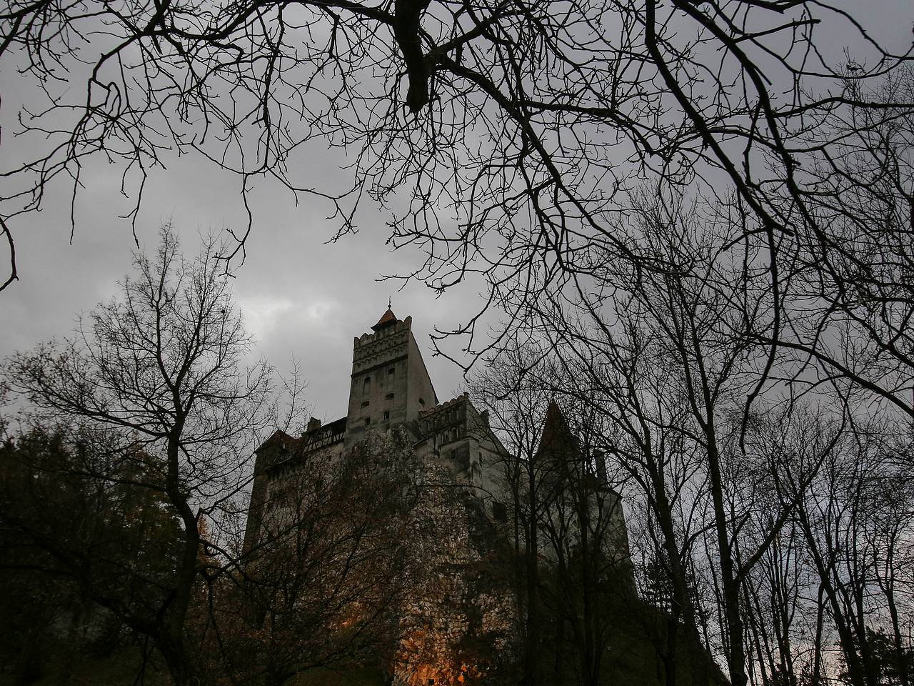 Турист отправился в одиночный поход по горам Румынии и пропал у замка Дракулы