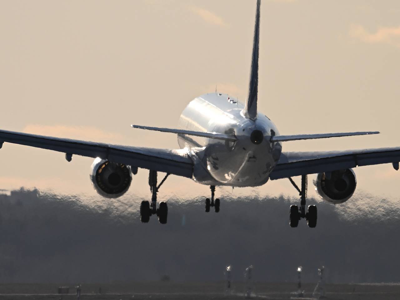 Вылетевший в Таиланд самолет с россиянами на борту экстренно сел в Самаре