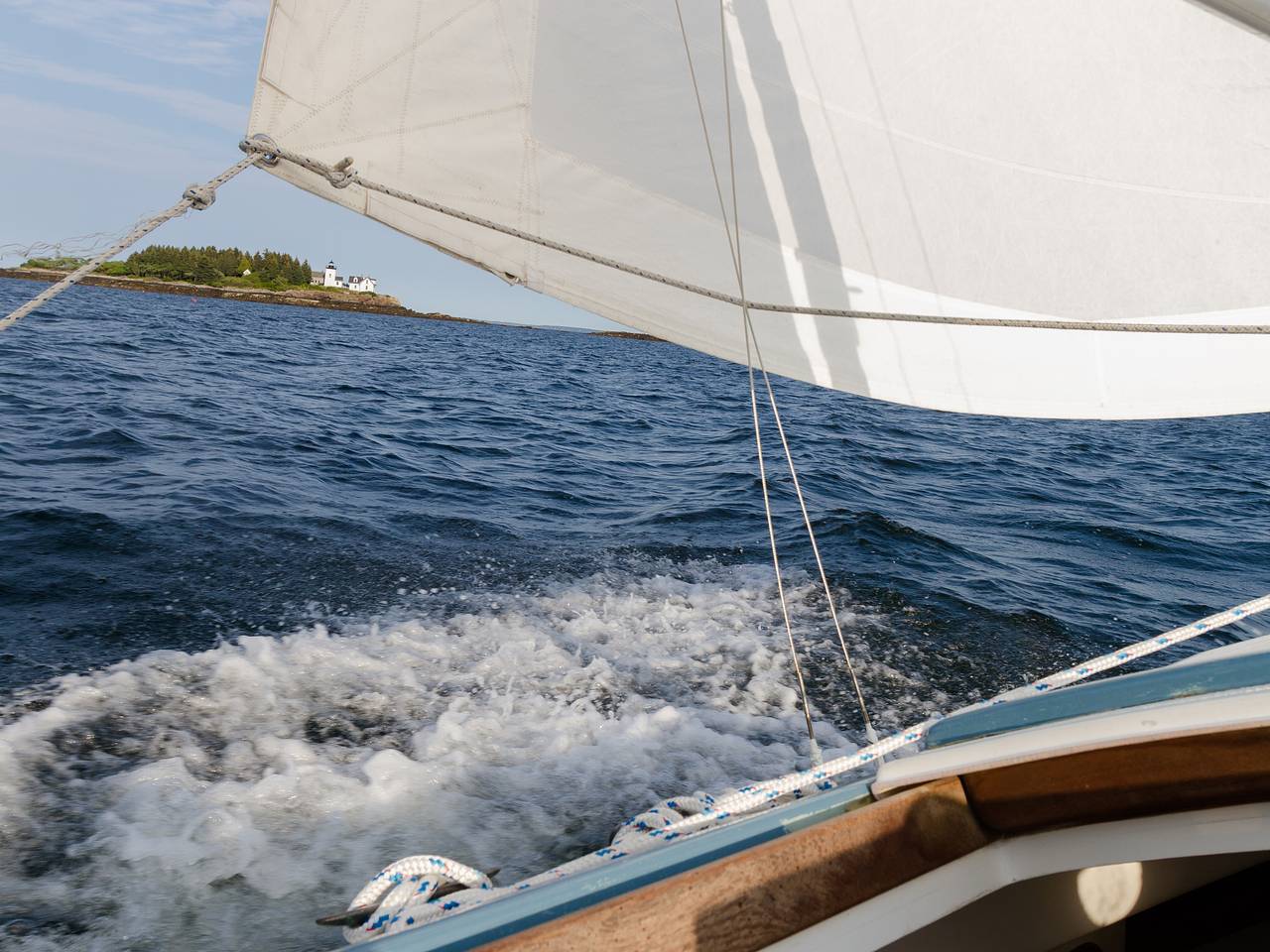 Моряки подали сигнал бедствия во время путешествия всей жизни и были найдены бездыханными