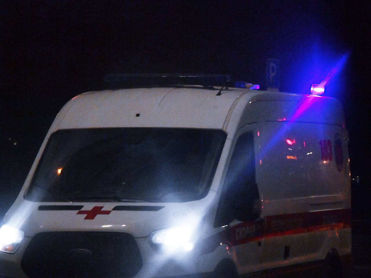 Гулявшие по российскому курорту супруги сорвались с крутого склона в овраг