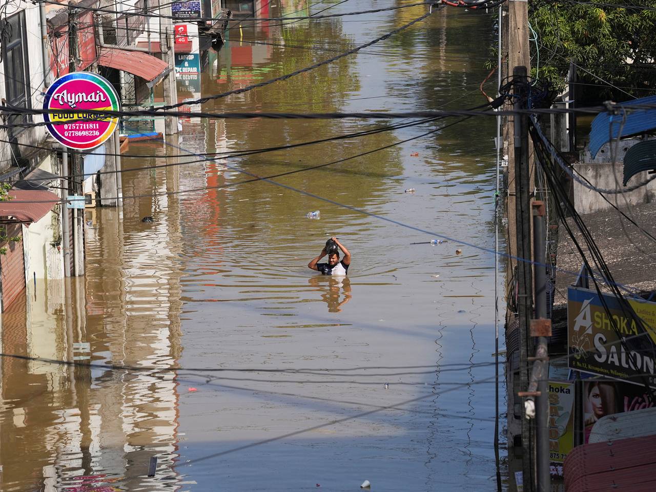Россияне оказались заблокированы в отелях Шри-Ланки из-за наводнений и оползней