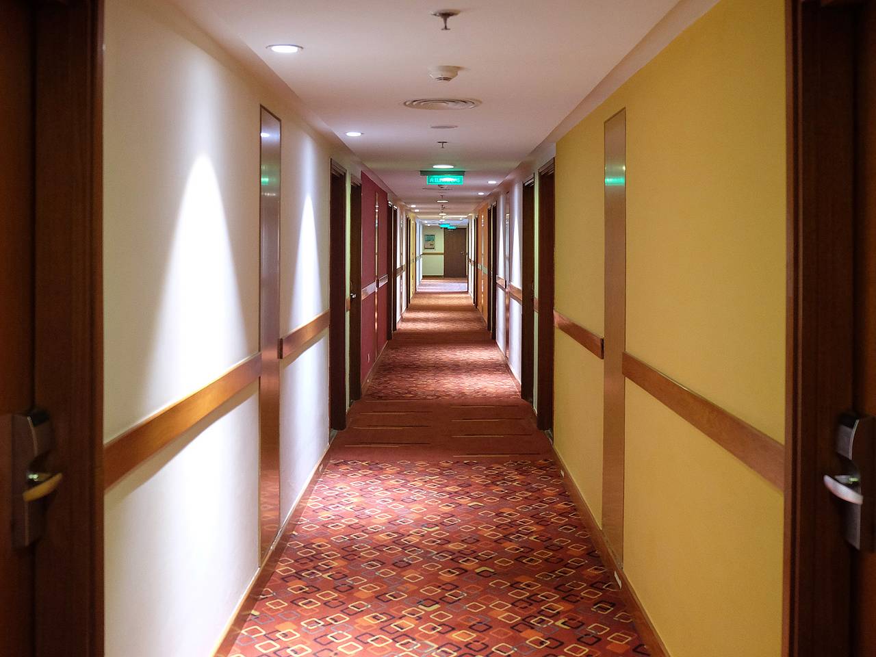 Мать-одиночка постучала не в ту дверь в гостинице и подверглась групповому изнасилованию