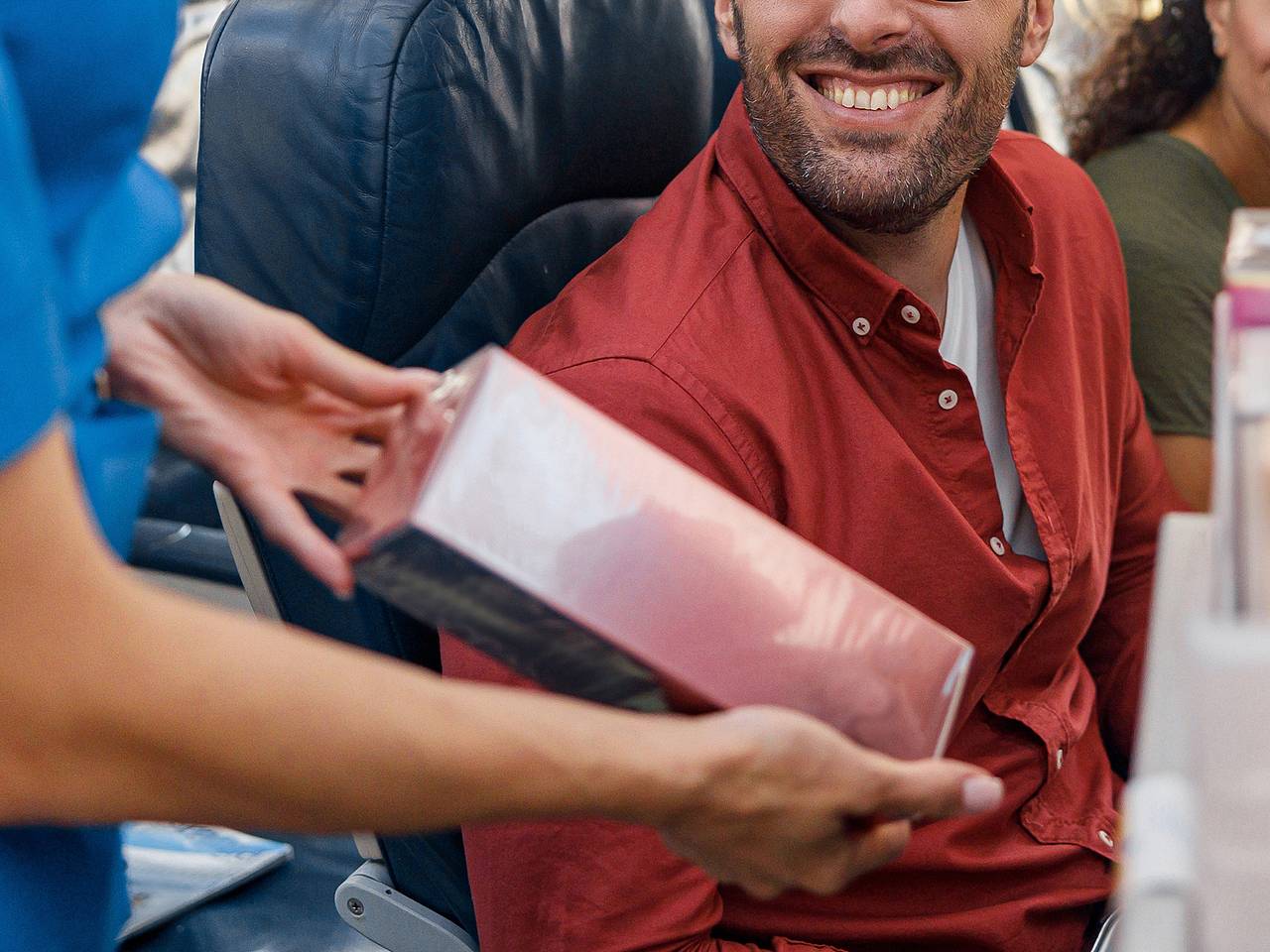 Совершавшая покупки на борту самолета стюардесса целый год обманывала авиакомпанию