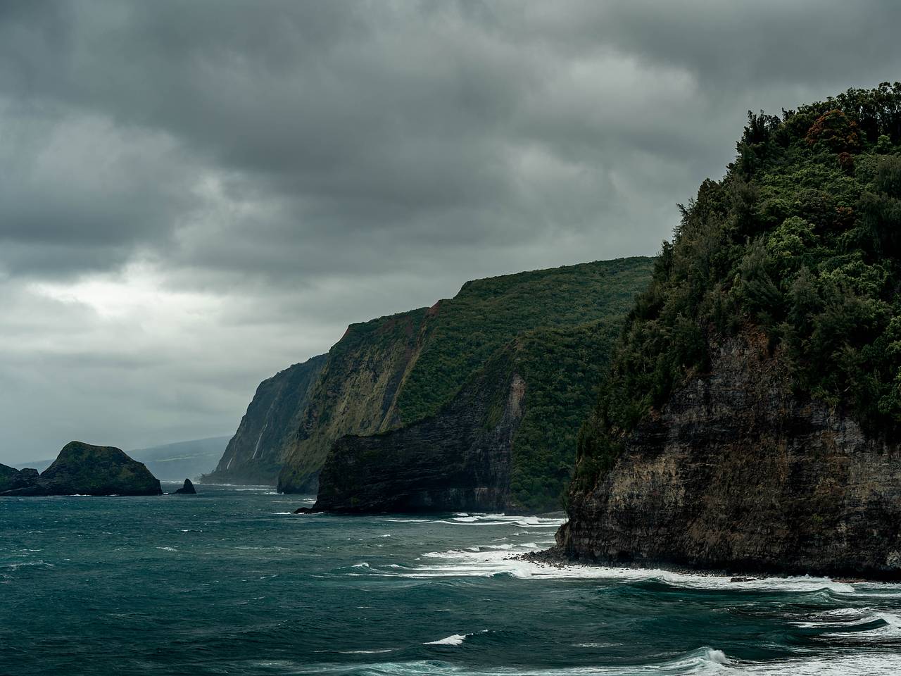 Турист поехал с семьей на отдых на Гавайи, прыгнул со скалы в море и не выжил