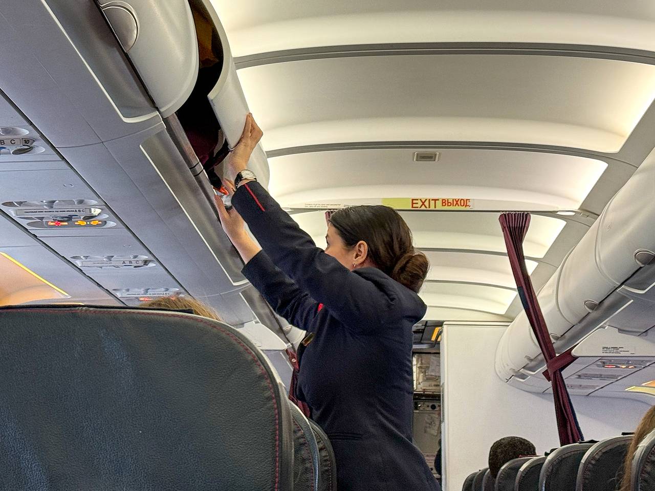 Российская стюардесса обвинила коллегу в домогательствах во время полета