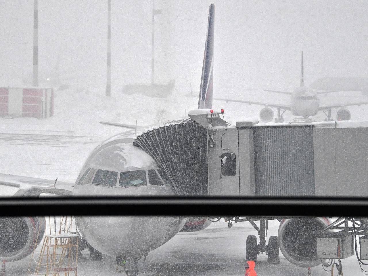 В российском аэропорту произошла задержка рейсов из-за снегопада
