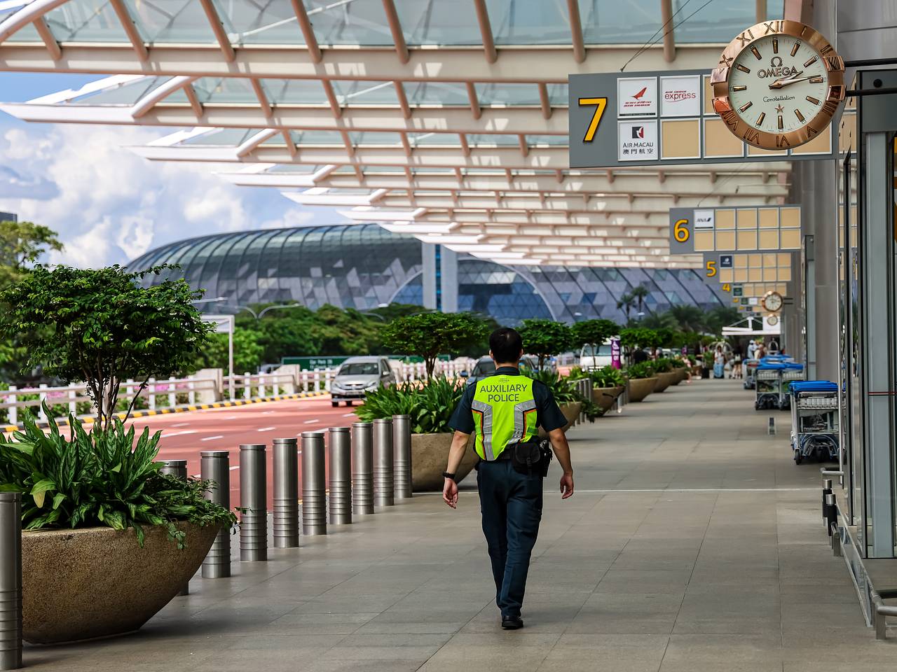 Американца обвинили в домогательствах к спящей шестилетней девочке в аэропорту Азии