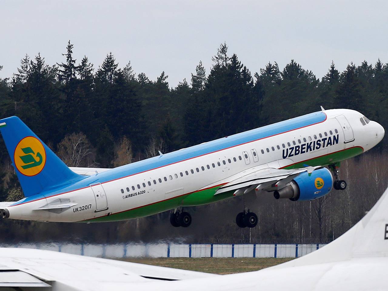 Летевший в Самарканд самолет с пассажирами экстренно сел в другом городе из-за дебошира