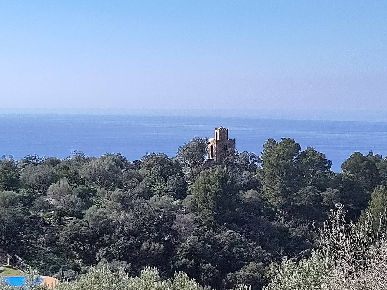 Мужчина отправился в одиночный поход, добрался до смотровой площадки и не выжил