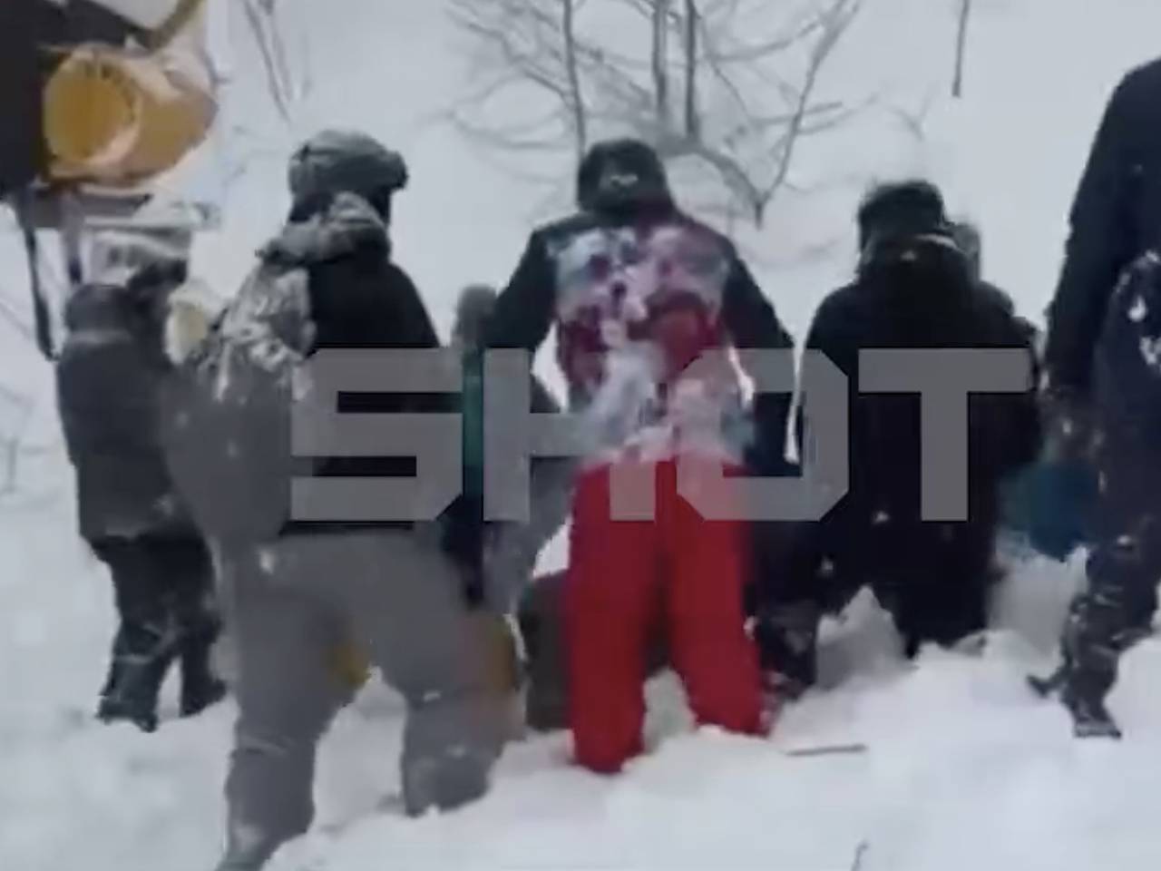 На российском горнолыжном курорте снежная лавина накрыла девочку с отцом