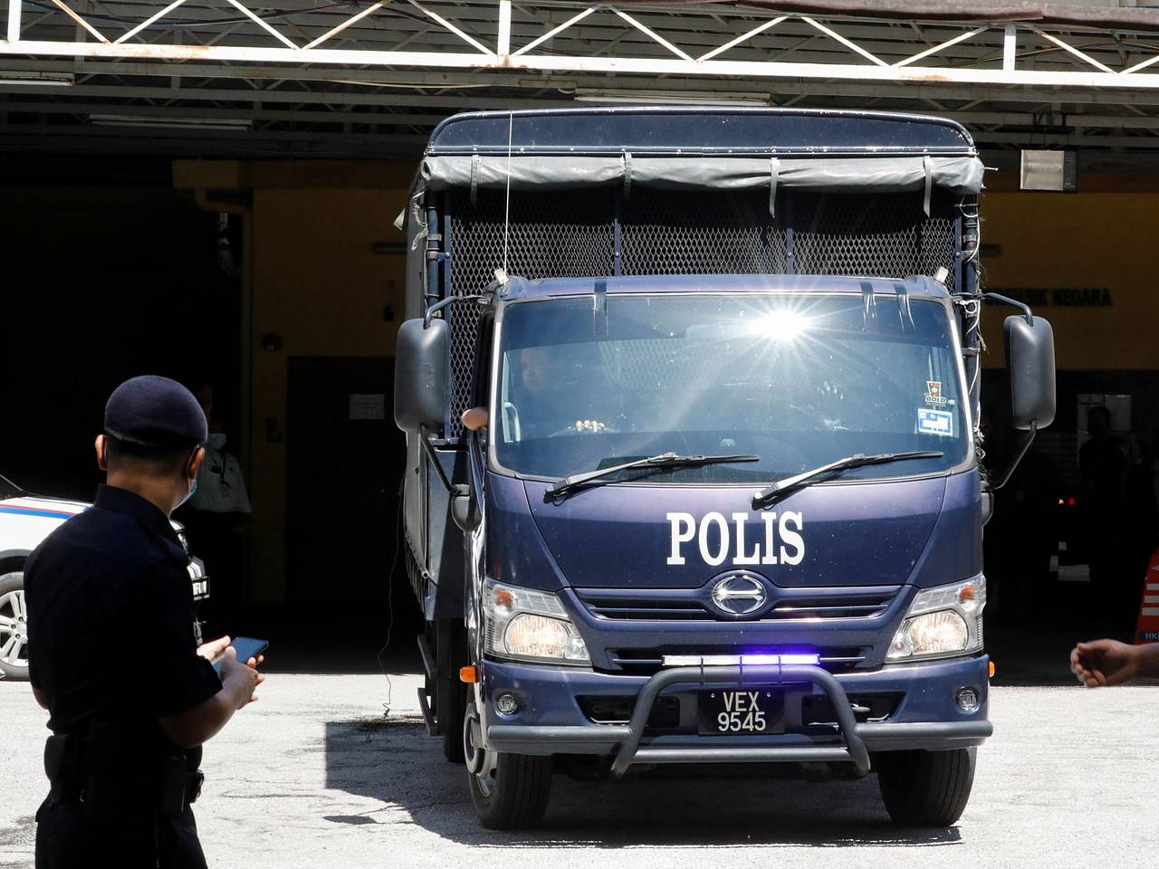 Отдыхавших в Малайзии туристов задержали за участие в мужских оргиях