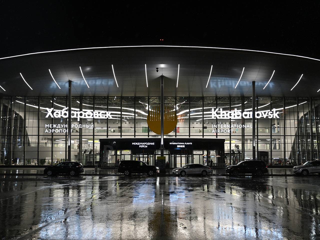 Сотни пассажиров застряли в аэропорту российского города из-за непогоды