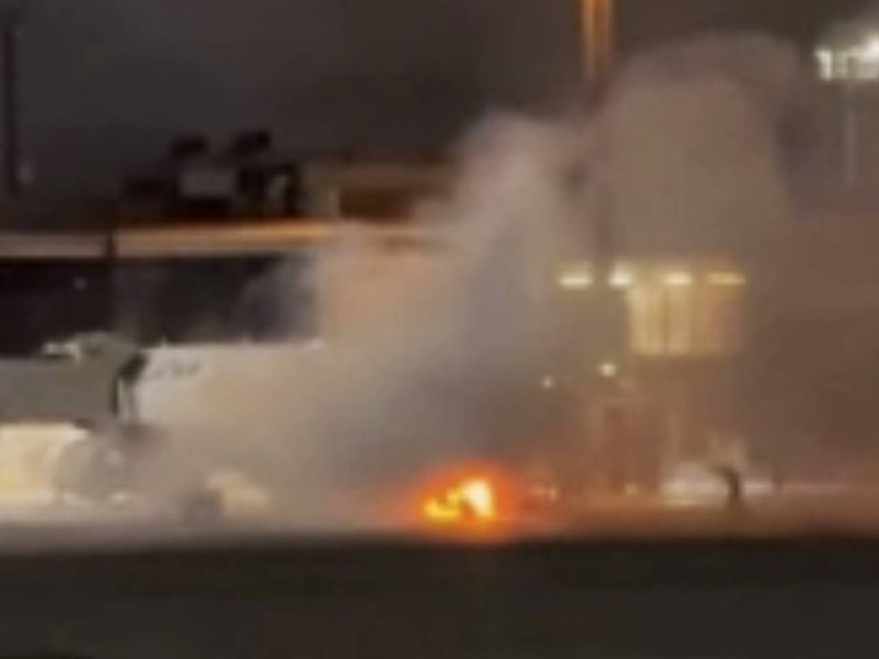 Погрузочная машина загорелась рядом с самолетом с пассажирами в Бразилии и попала на видео