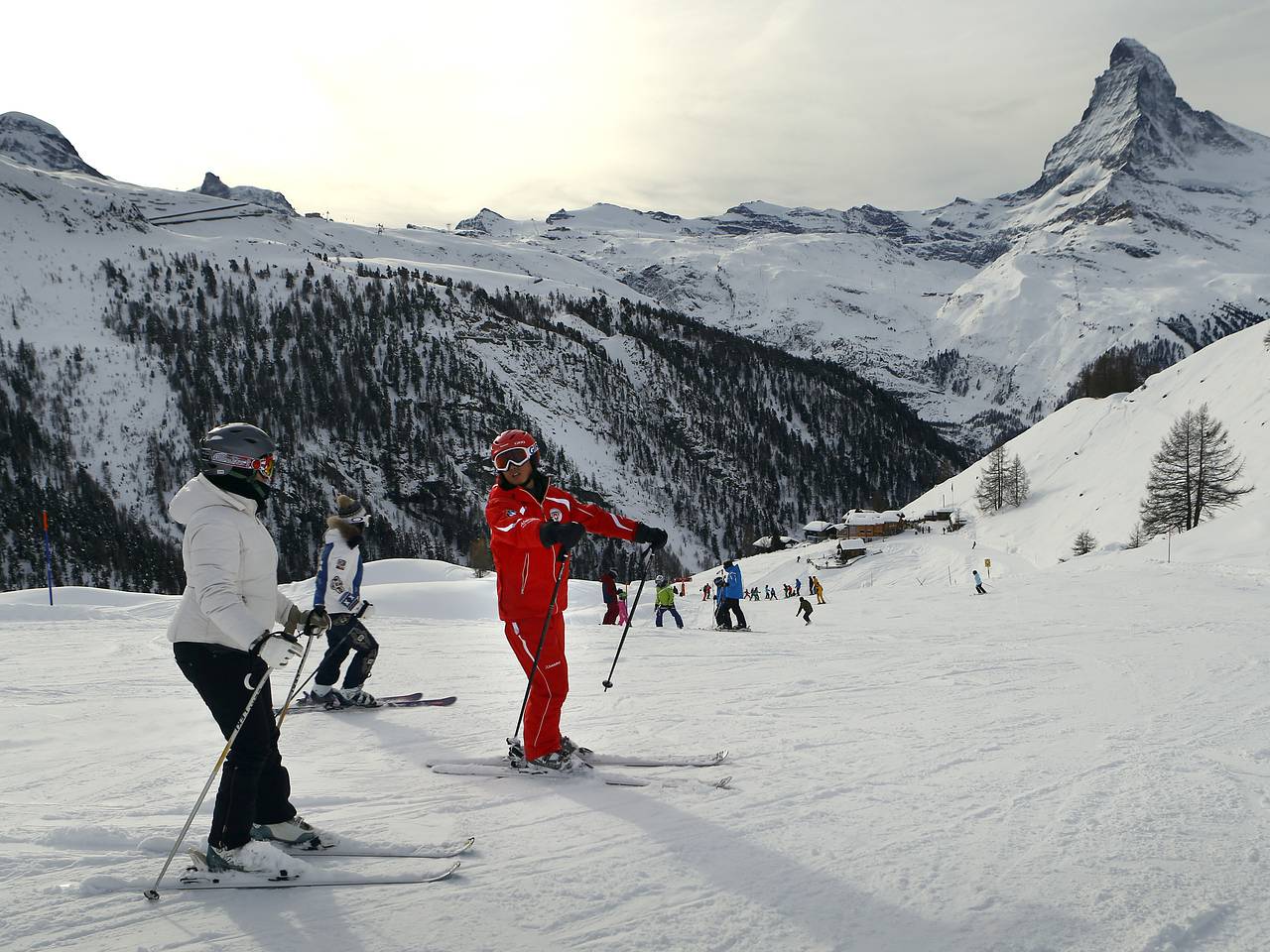 Турист отправился кататься на лыжах в Альпы, упал с крутого склона и не выжил