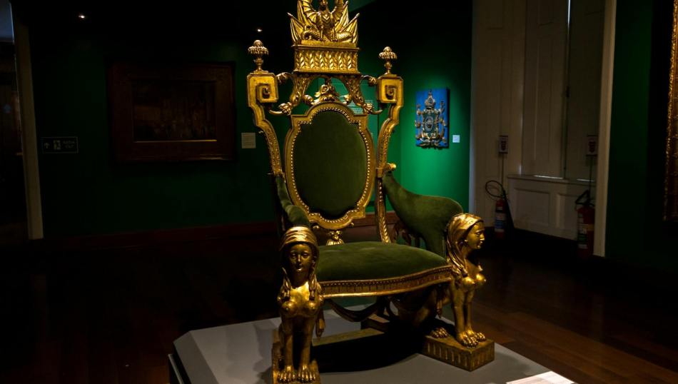 Посетитель Эрмитажа заплатит 800 тысяч рублей за желание посидеть на троне Посетитель Эрмитажа заплатит 800 тысяч рублей за желание посидеть на троне