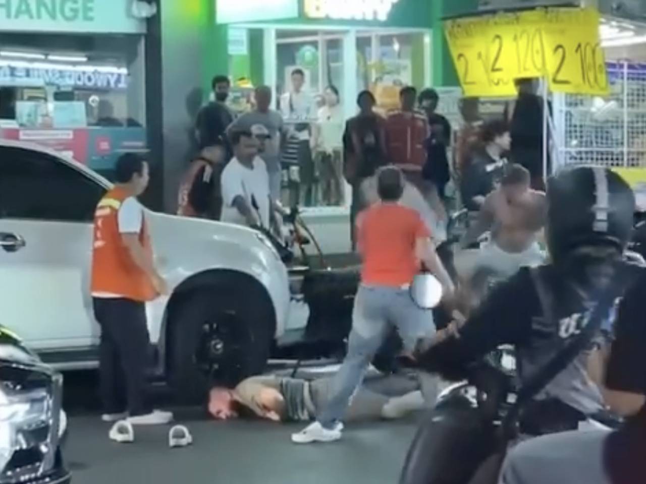 Беременная женщина пострадала во время драки между туристами в Таиланде и попала на видео