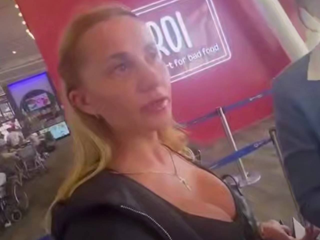 Фитнес-тренерша из России напилась перед вылетом и пропустила рейс домой