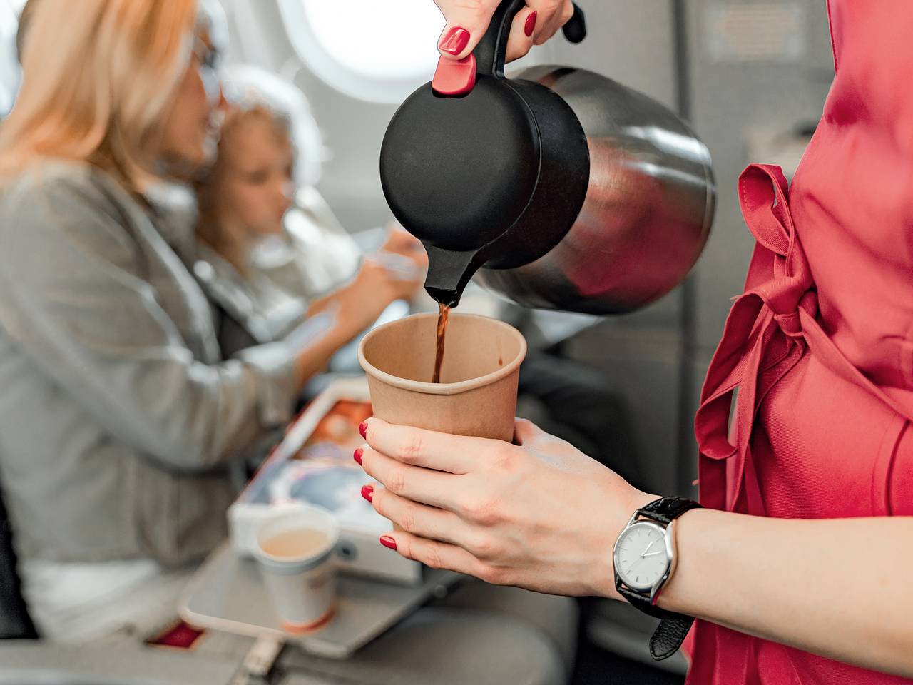 Стюардессы раскрыли неприятную правду о резервуарах с водой в самолетах