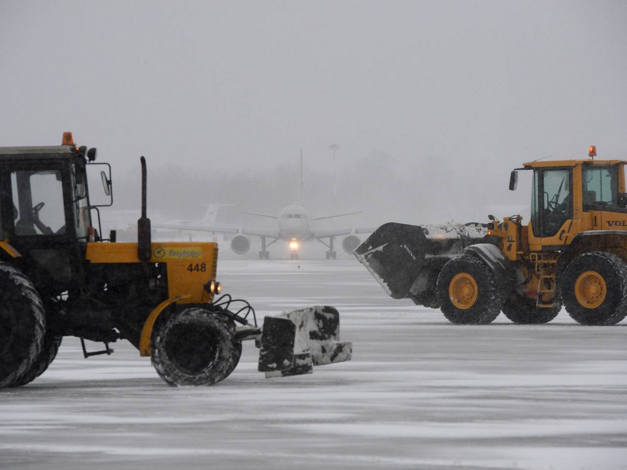 Аэропорты Москвы вернулись к штатной работе после массовых задержек рейсов