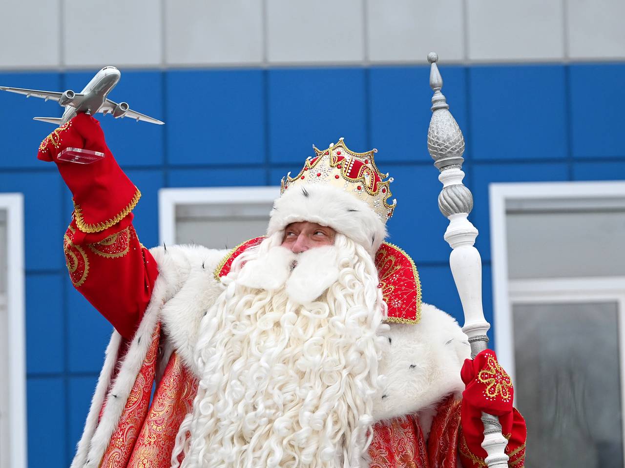 Наряженным в Дедов Морозов россиянам разрешат летать на самолетах за рубль