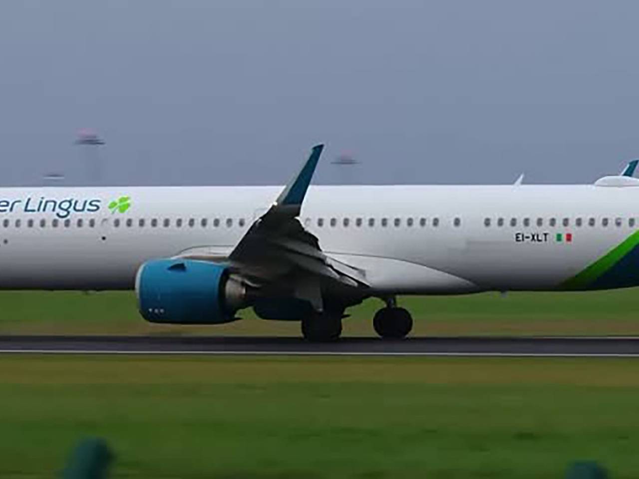 Пассажирский самолет подпрыгнул на взлетной полосе во время посадки и попал на видео