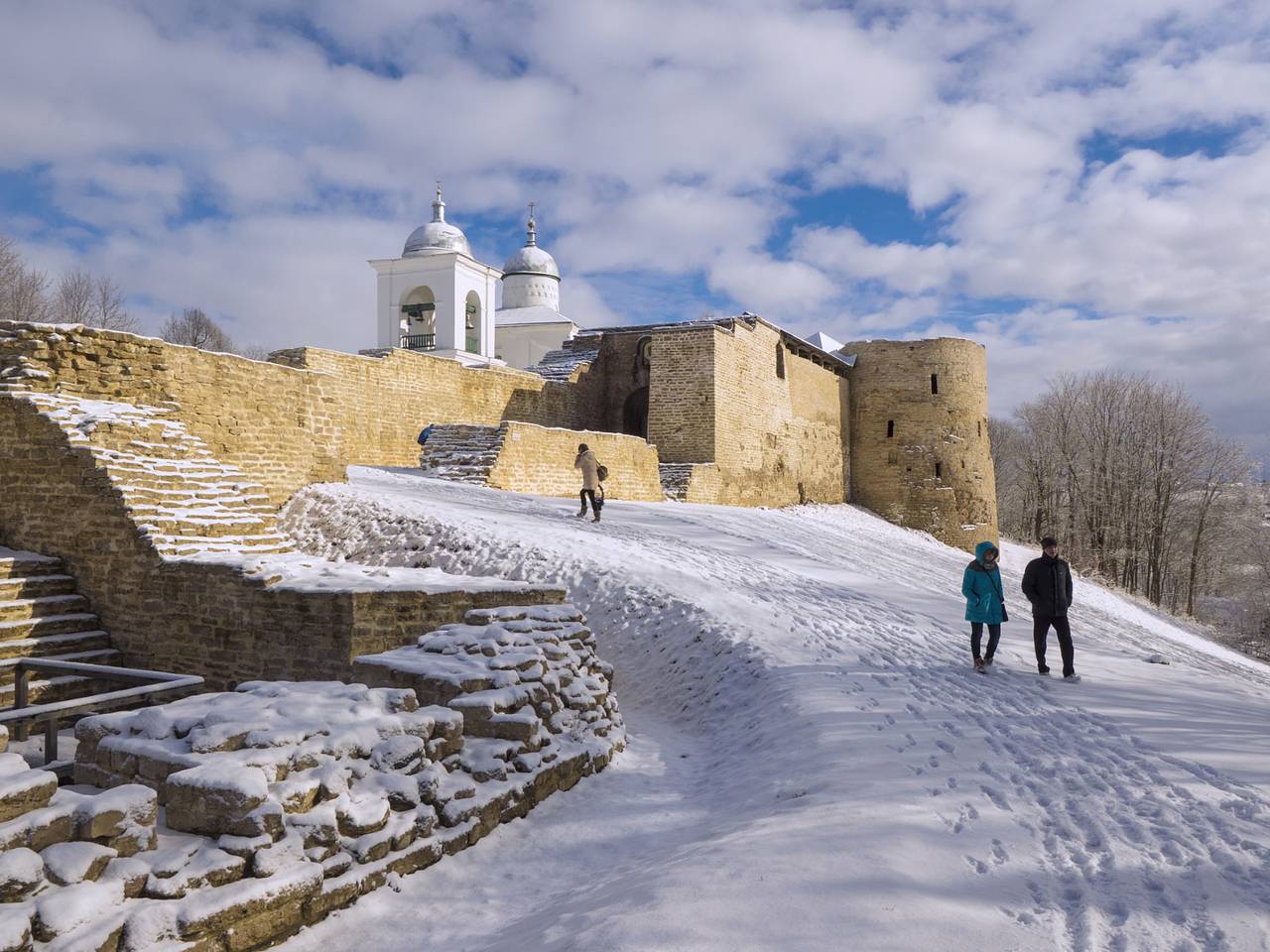 Названы места для отдыха в России на новогодние праздники дешевле 30 тысяч рублей