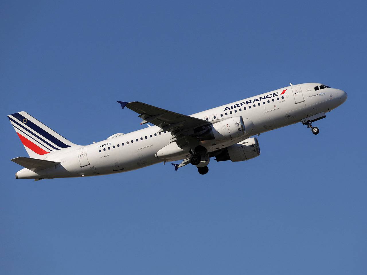 Самолет из Парижа с горящим крылом совершил аварийную посадку