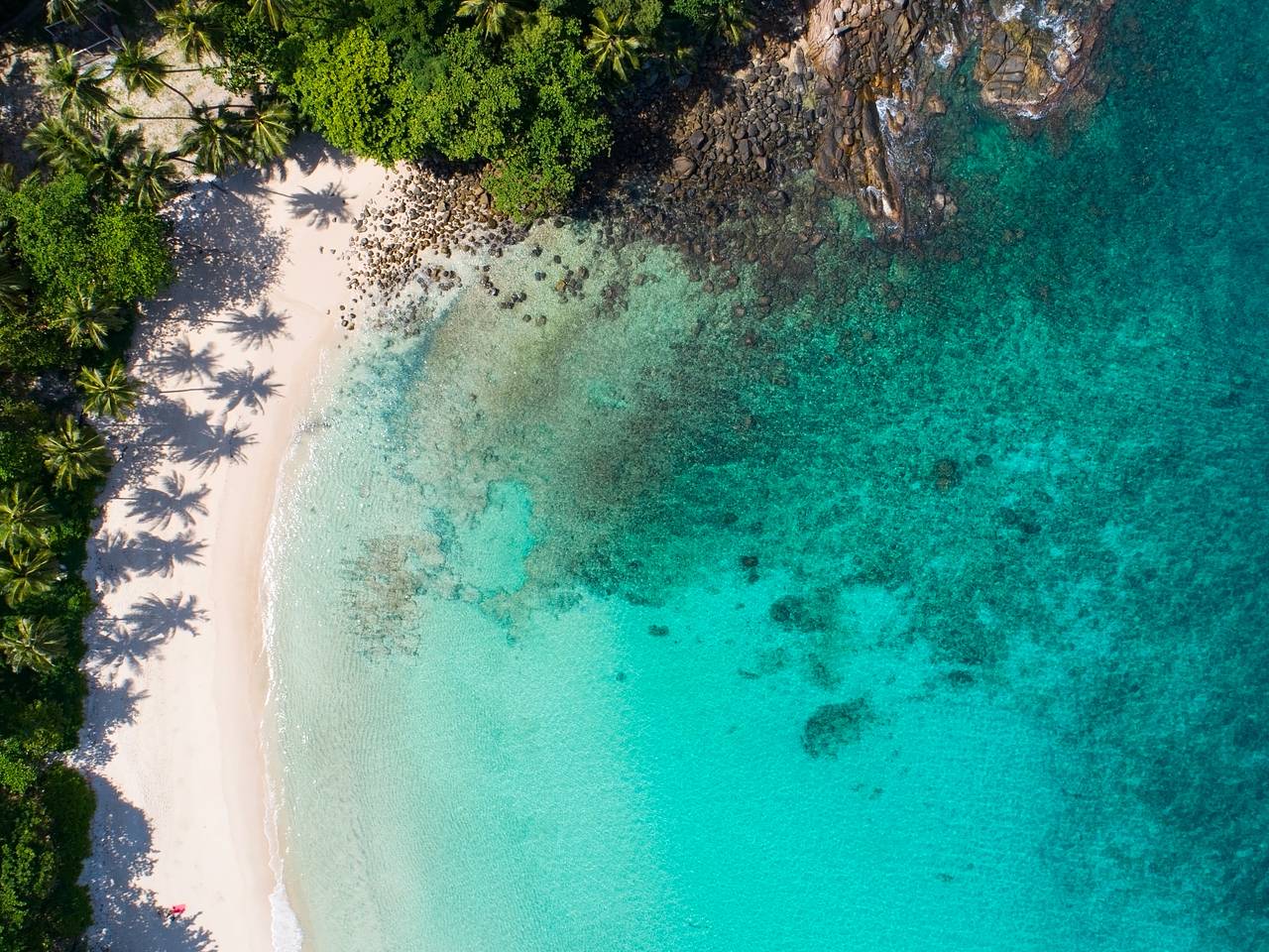 Сильные волны утащили в море отдыхавшего в Таиланде туриста на глазах у жены