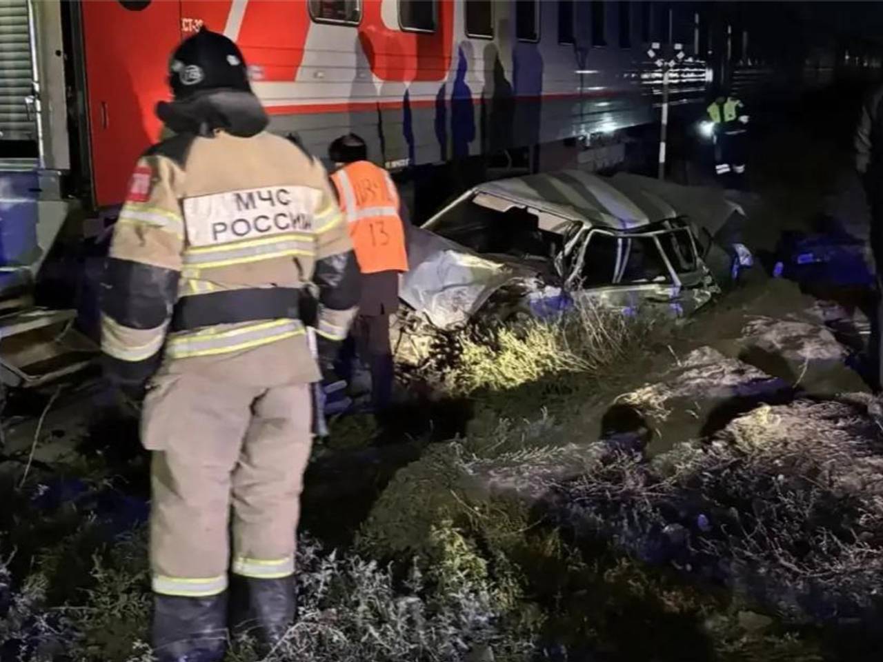 Пассажирский поезд протаранил автомобиль с человеком в России