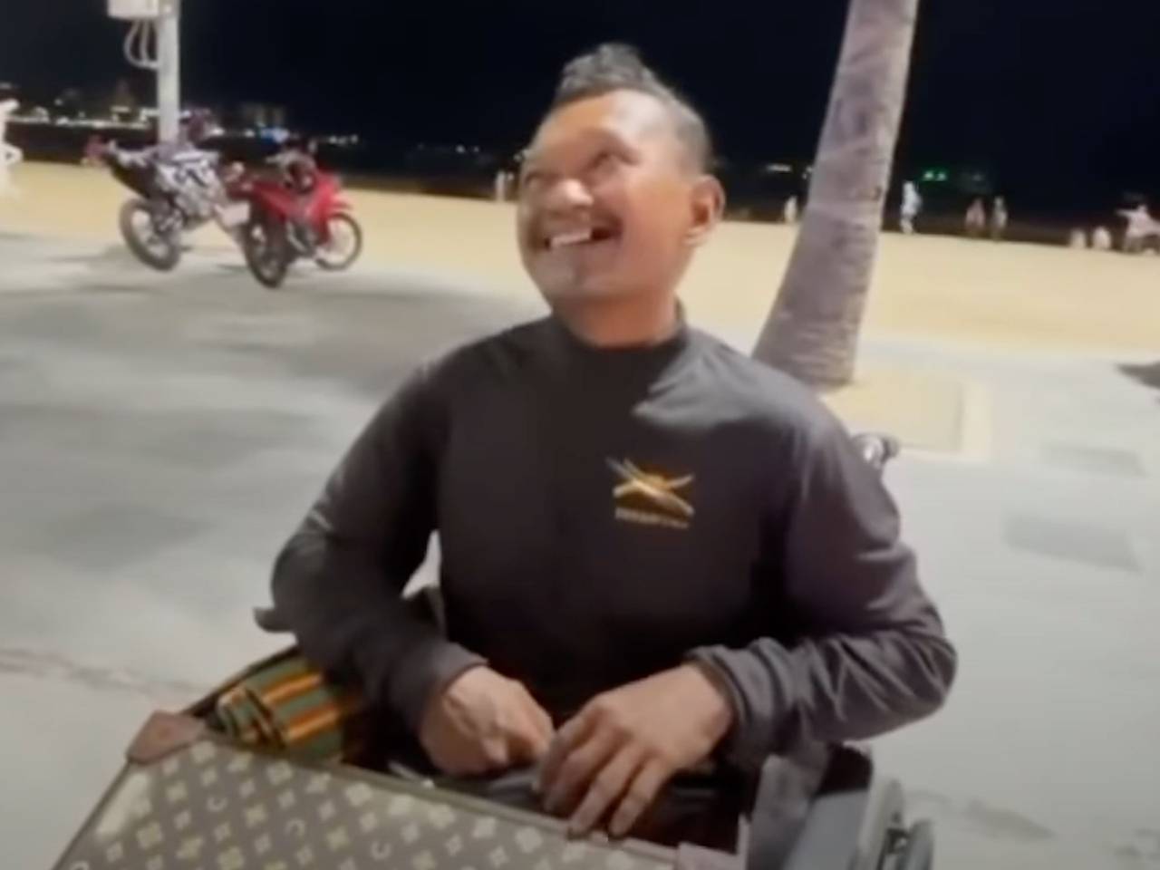 Инвалид-колясочник вытащил бездыханного мужчину из воды на глазах у туристов в Таиланде