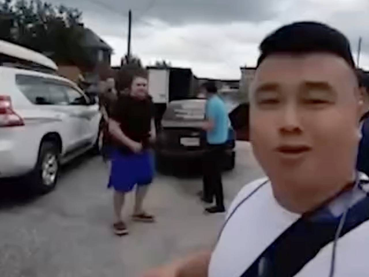 Иностранных блогеров выгнали с Урала за съемку контента о пьющих русских деревнях