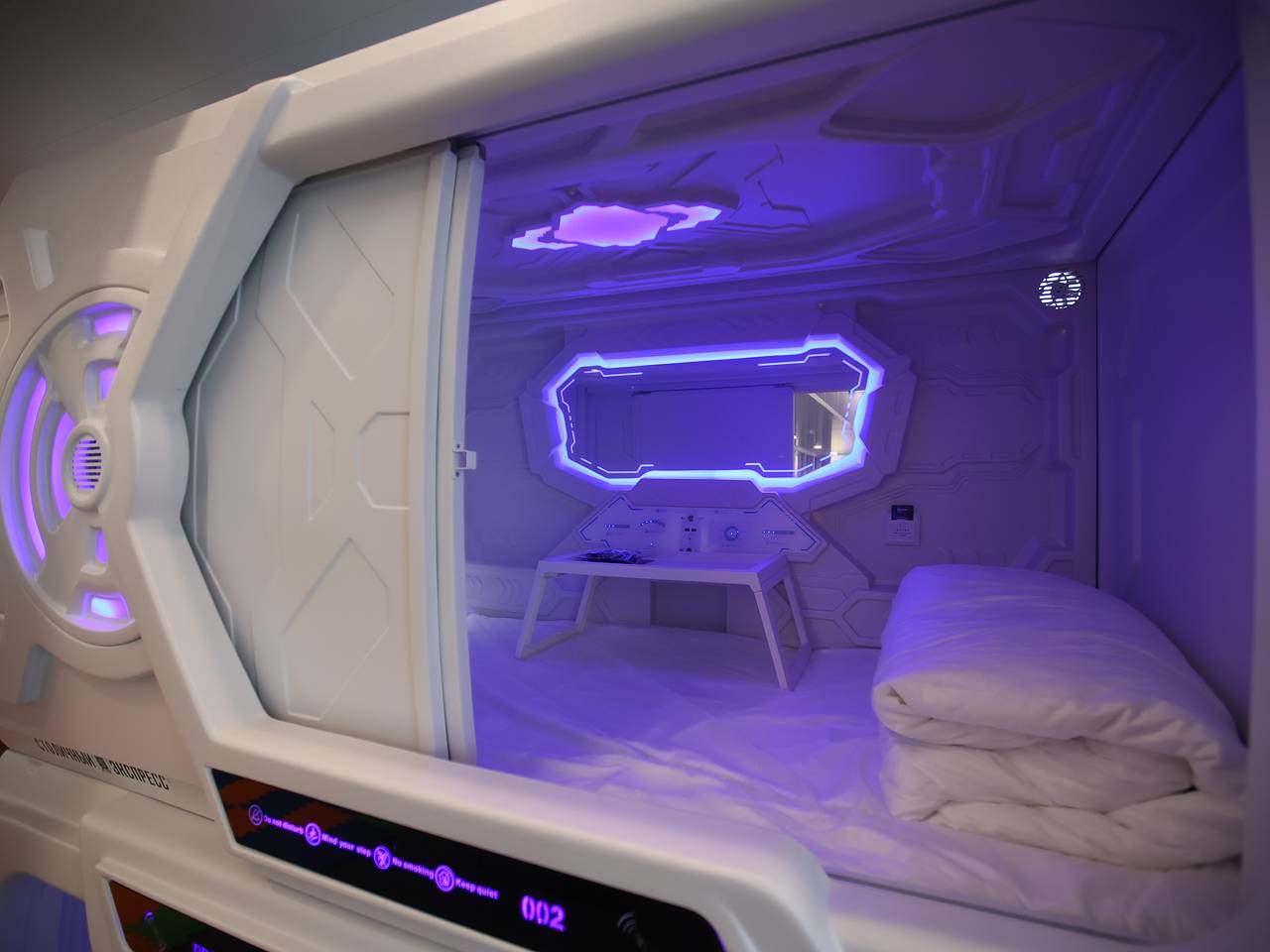 Пассажирка решила поспать в аэропорту Москвы и оказалась в ловушке в капсульном отеле